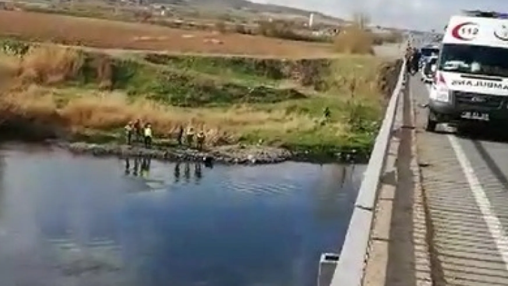 SON DAKİKA… Araç, köprü üzerinden suya düştü