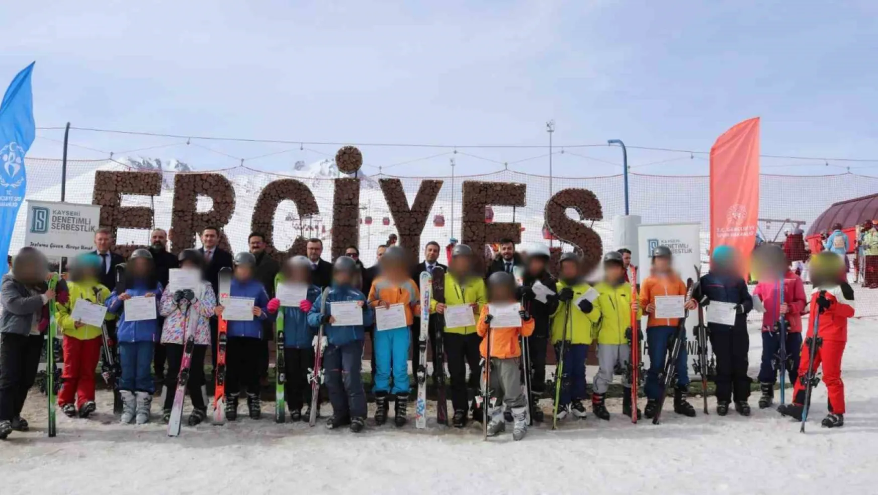 Suça sürüklenen çocuklara kayak eğitimi verildi
