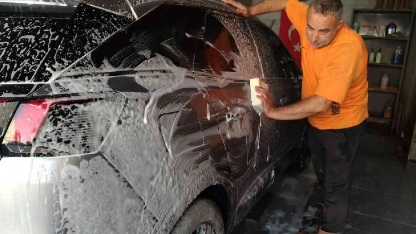 Suriye'den gelen toz fırtınası oto yıkamacıları sevindirdi