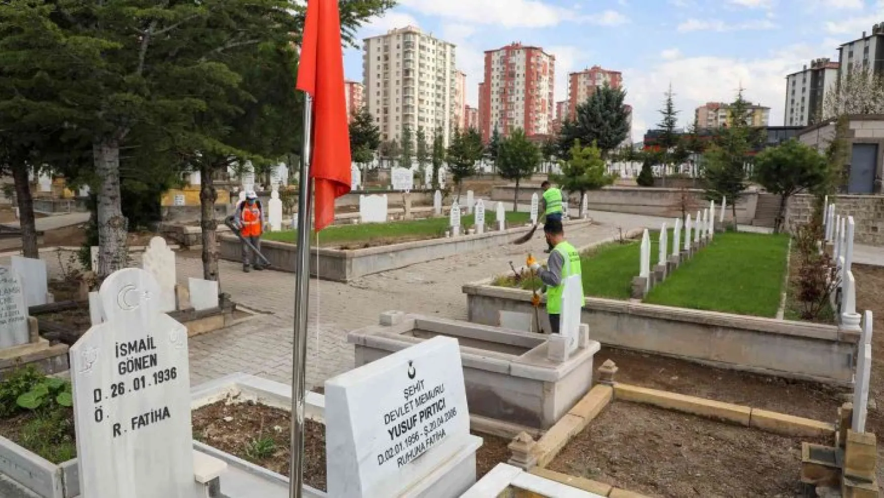 Talas'ta mezarlıklar bayrama hazırlanıyor