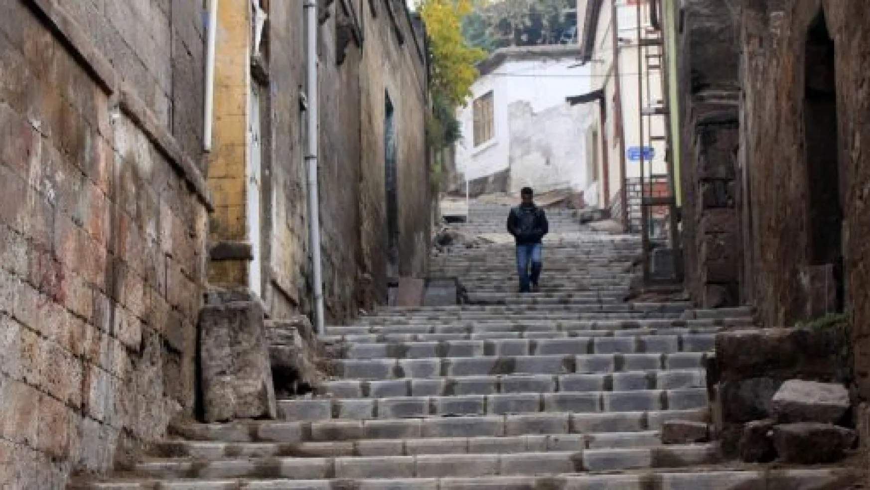 Tarihi Merdivenli Sokak Aslına Döndü