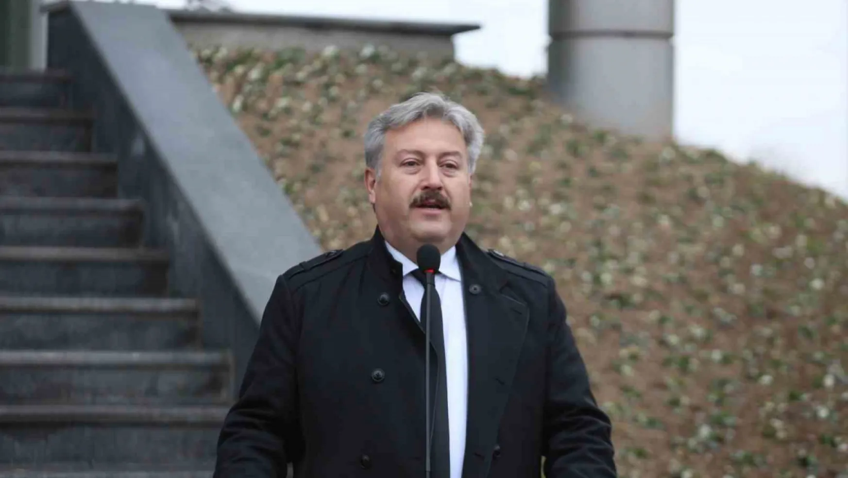 Tekrar aday olan Başkan Palancıoğlu'na personelinden tebrik