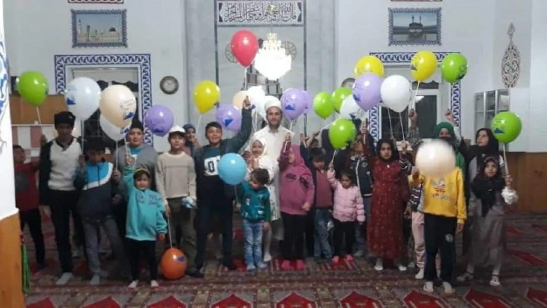 Tomarza'da kandil gecesi camileri dolduran çocuklara hediye