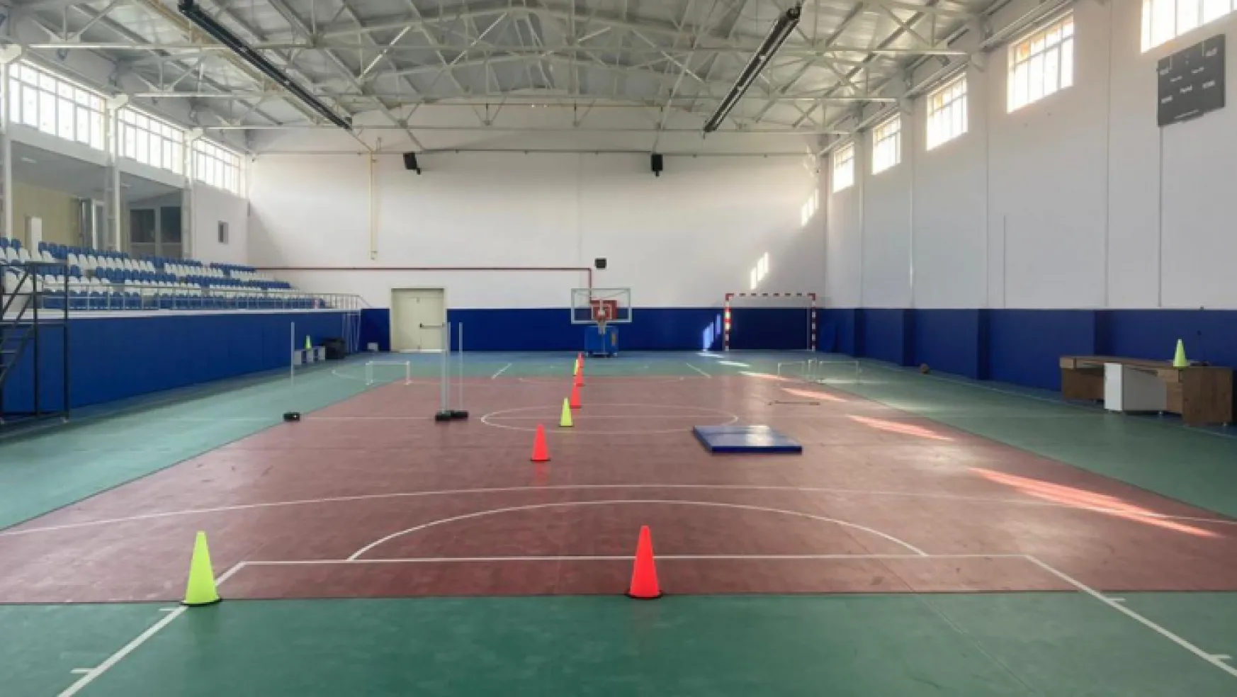 Tomarza'da yenilenen spor salonu açıldı