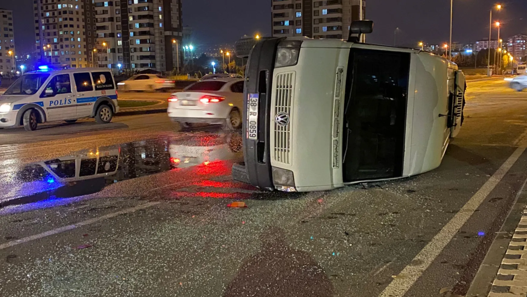 Yavuzlar Mahallesi'nde otomobil ile işçi servisi kaza yaptı: 3 kişi yaralandı.n