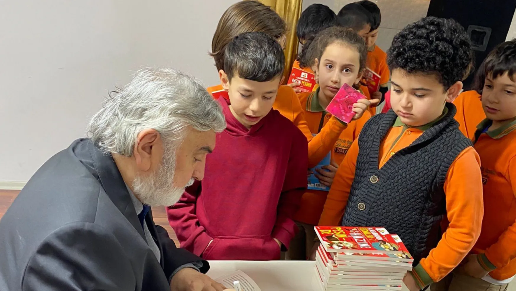Yazar Ali Özkanlı minik öğrencilerle buluştu