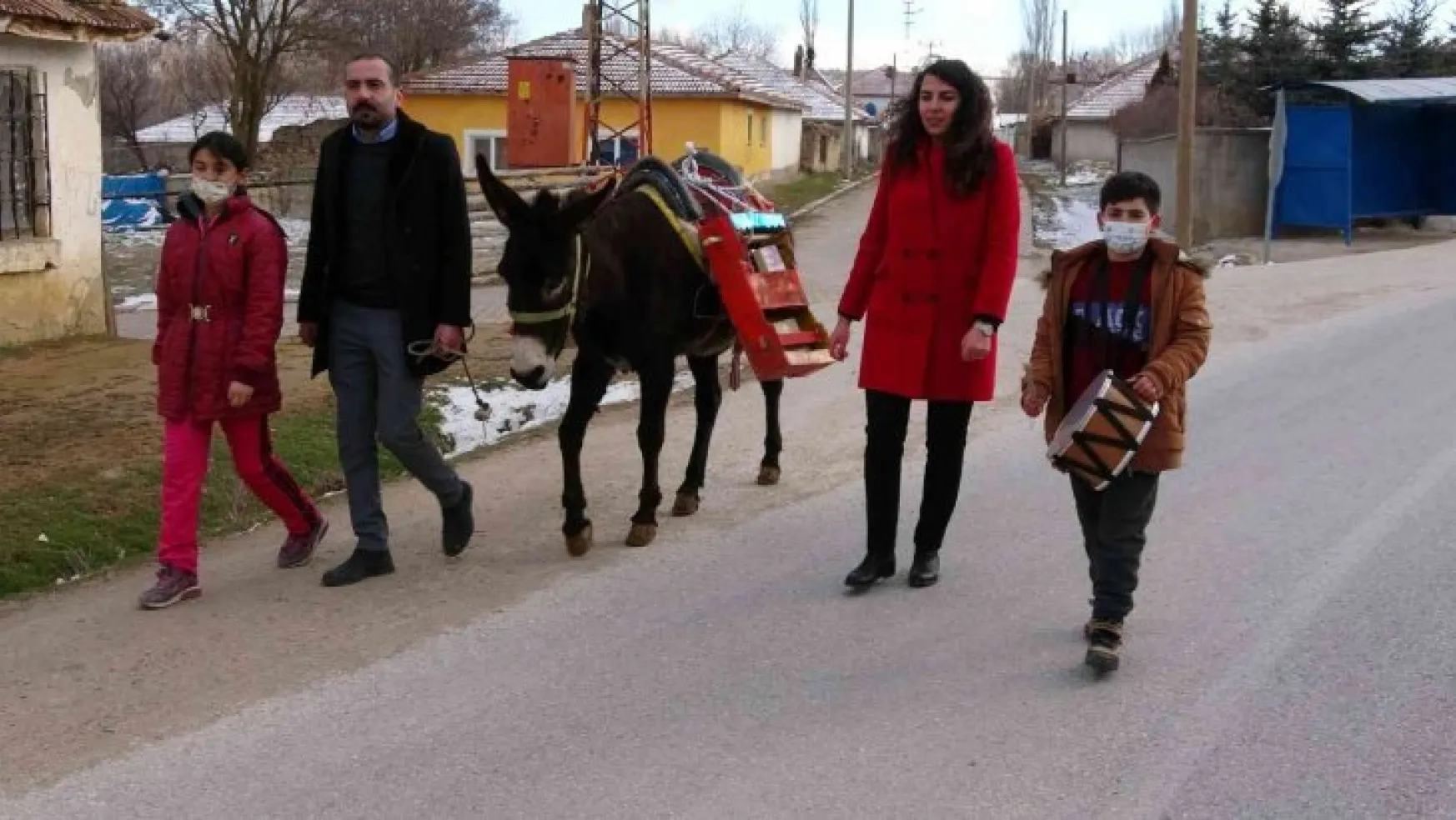 Yozgat'ta öğretmenler 'Eşekli kütüphane' ile köy halkını kitapla buluşturuyor