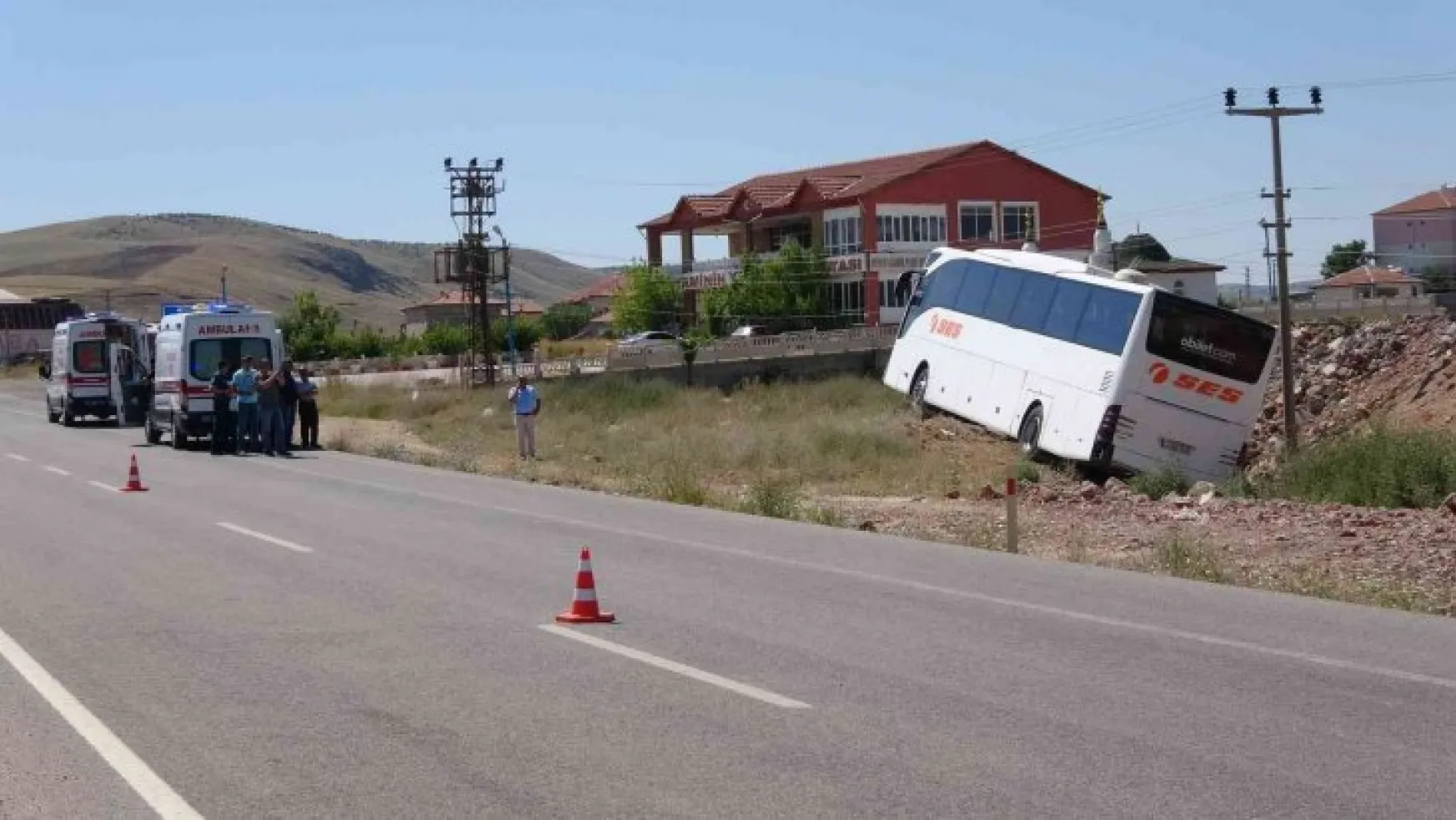Yozgat'ta otobüs yoldan çıktı, 8 yolcu hastaneye kaldırıldı