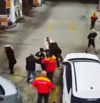 Akaryakıt istasyonunda kaza sonrası kavga çıktı