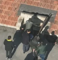 Babasını bıçaklayarak öldüren şüpheli, işyeri çatısında yakalandı