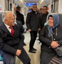 Başkan Büyükkılıç,  Tramvay Yolcularıyla Sohbet Etti
