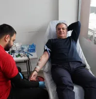 Başkan Özdoğan, Kızılay'a kan bağışı yapıp çağrıda bulundu