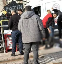 Beyazşehir'de otomobil karşıdan karşıya geçen yayalara çarptı: 3 Yaralı