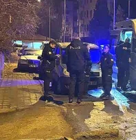 Bıçaklanan genç binaya sığındı