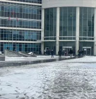 Bir kişinin av tüfeği ile yaralandığı komşu kavgasının sanığını hakim karşısına çıktı