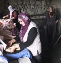 Bu köyde Ramazan öncesi imece usulüyle ekmek yapılıyor