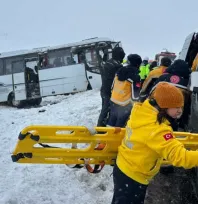 Cenazeye gidenleri taşıyan araç devrildi: 22 kişi yaralandı