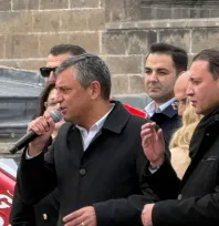 CHP Genel Başkanı Özel, 'Onlar afişleri toplar biz meydanı toplarız'