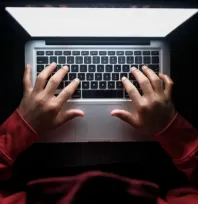 Cinsel içerikli paylaşım yapan 102 sosyal medya hesabına erişim engeli