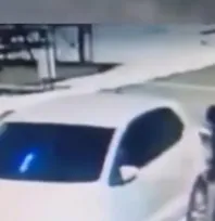 Dükkanın camlarını kıran ve bir aracın tekerlerini kesen 2 kişi yakalandı