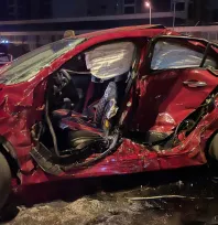 Erkilet Bulvarı'nda kamyonla otomobilin çarpıştığı kazada 3 yaralı