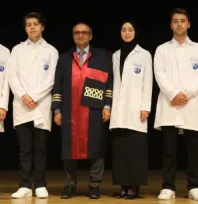 Genç doktor adayları önlüklerini törenle giydi