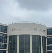 İki sanığın yağma ve hürriyeti tehdit suçundan yargılanmalarına başlandı