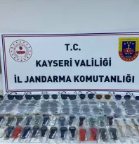 Jandarma, gümrüksüz 60 saat ve 34 güneş gözlüğü ele geçirdi