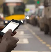 Jandarma uyardı: Yürürken ve araç sürerken cep telefonu ile ilgilenmek, kazalara davetiye çıkarabilir