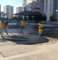 Kar, buz ve tuzun tahrip ettiği yollar tamir ediliyor