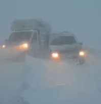 Kar yağışında mahsur kalan aile polis ekiplerince kurtarıldı