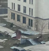 Kayseri'de kuvvetli rüzgar etkili oldu: Çatılar uçtu, levhalar zarar gördü