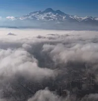 Erciyes'in Büyüleyici Görüntüleri: Osman Arabacı'nın Dronu ile Sis Altında Bir Başka Dünya