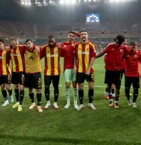 Kayserispor sezonun ilk galibiyetini taraftarıyla kutladı