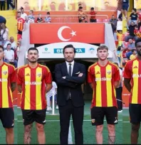 Kayserispor'un yeni transferleri maç öncesi tribünleri selamladı