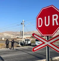 Lokomotif, hemzemin geçtte araca çarptı: 2 kişi yaralandı