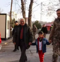 Müdür Aydın, şehidimizin emaneti Metahan'ı okulun ilk gününde yalnız bırakmadı