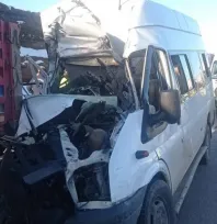 Öğrenci servisi, TIR'a çarptı: 1 kişi öldü, 7 yaralı