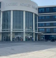 Otobüsle şehre gelen ve valizinde uyuşturucu madde çıkan şahıs hakim karşısına çıktı