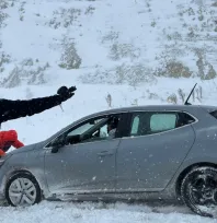 Pınarbaşı-Sarız arası yolda kalan araçlar kurtarıldı