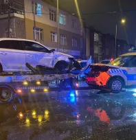 Polis otosu ile otomobil çarpıştı: 1 kişi yaralandı