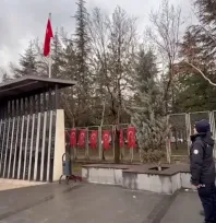 Şehit Komandolar durağındaki yıpranan bayrak yenisiyle değiştirildi