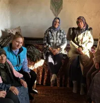 Selanik göçmeni Dönmez'e öğrencilerden hediye