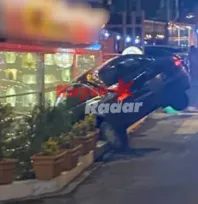 Sürücüsünün durduramadığı araç kafeye daldı