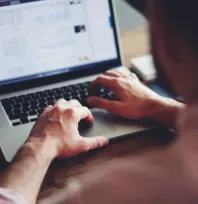 'Uzun süre masa başında çalışmak bel fıtığına yol açabilir'