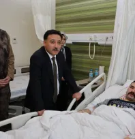 Vali Çiçek yaralı polisi ziyaret etti, Bakan Çiftçi ile görüntülü görüştü