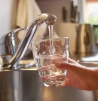 Vücudun temel ihtiyacı: Uzmanlar günde en az 2 litre su tüketilmesi gerektiğini vurguluyor