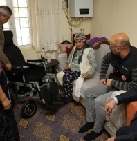 Yahyalı İHH'dan Hatice Ablaya Umut Dolu Bir Destek: Akülü Araç Teslim Edildi