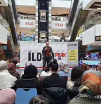 Yazar Tarık Tufan'a imza gününde yoğun ilgi