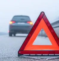 Yolda kalan araçlar için güvenlik önerisi: Reflektör mesafesi